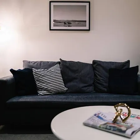 Luxury Apartment In Melb Cbd -City View+Sauna+Pool-3