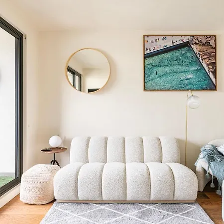 Beachside Flat With Free Parking-2