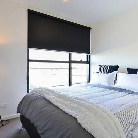 Luxe Inner City Richmond Pad - Exceptional View -Walk To Mcg & City- Huge Balcony-2