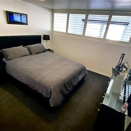 Na 3 Bedroom On Chapel Street-3
