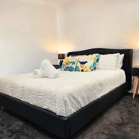 Modern 1 Bedroom Apartment In Docklands-2