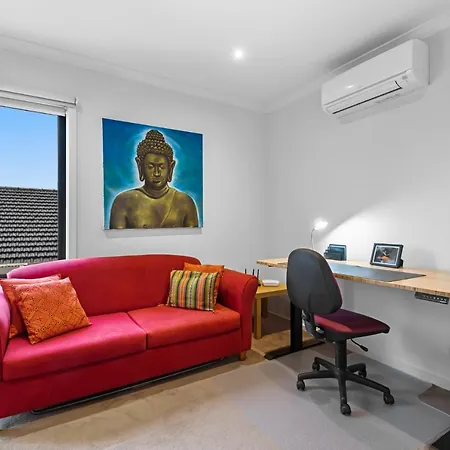 Chic 1-Bed Townhouse With A Courtyard-3