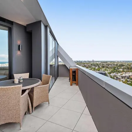 Spacious 3-Bed Apartment With Bay Views-3