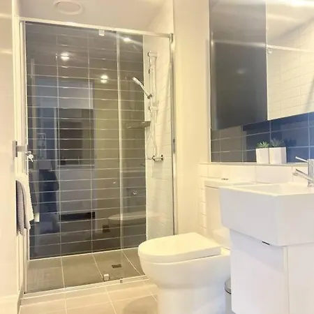 Contemporary 2-Bed Apartment In Melbourne Cbd-3