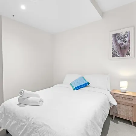 Spectacular Views And Stylish Design - Your Perfect Melbourne Stay-3