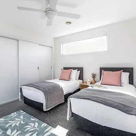 Essendon North Townhouse By Ready Set Host-3