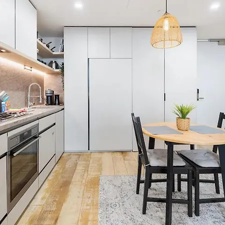 Stylish One Bd Hideaway In Essendon-2