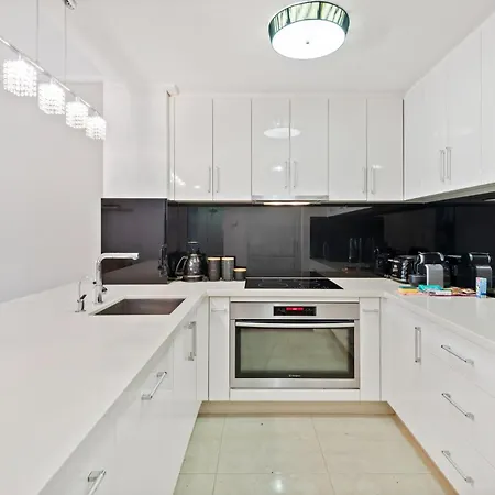Spacious 3-Bed Unit Steps From Cafes And Beach-2