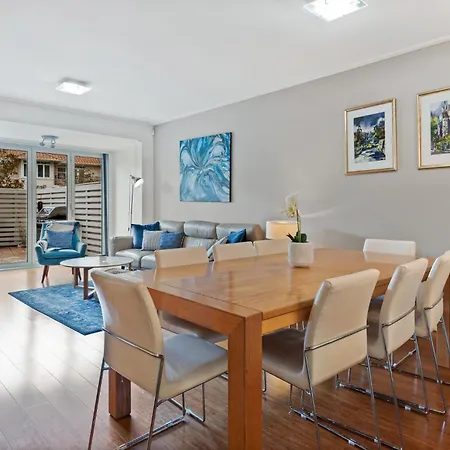 Spacious 3-Bed Unit Steps From Cafes And Beach-3