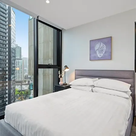 Elegant 2-Bed With Extensive Amenities And Views-2