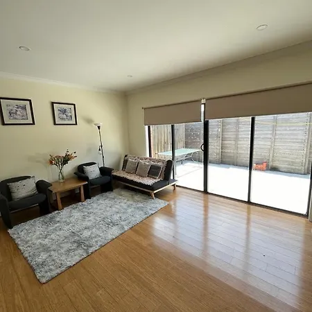 Spacious & Sunny 2Br With Garage,11 Min To Airport-2