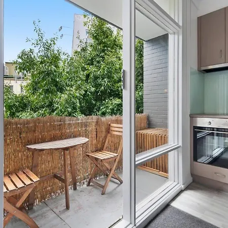 Contemporary 1-Bed Apartment Moments From Mcg-3