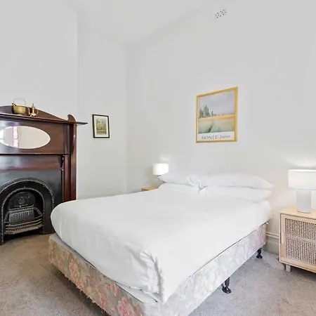 Spacious 3-Bed Home Near Flemington Racecourse-2
