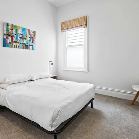 Spacious 3-Bed Home Near Flemington Racecourse-3