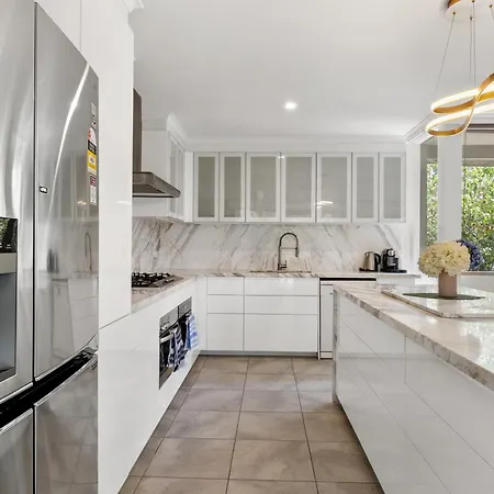 Luxury Spacious 3-Bedroom Suite On Exclusive Lansell Rd, Toorak-2