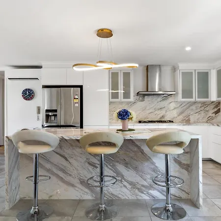 Luxury Spacious 3-Bedroom Suite On Exclusive Lansell Rd, Toorak-3