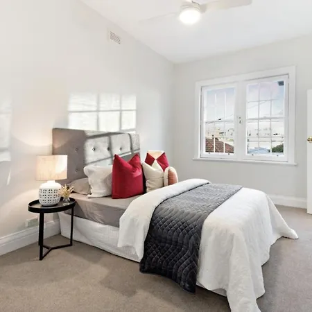 Newly Renovated Large 3.5 Bdrm House! Best Of Melb-3