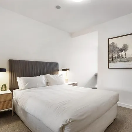 Sleek 2 Bedroom Apartment With Stunning Alfresco-3