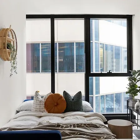 A Comfy & Stylish Apt Near Melbourne Central-2