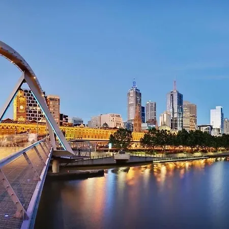 A Comfy & Stylish Apt Near Melbourne Central-3