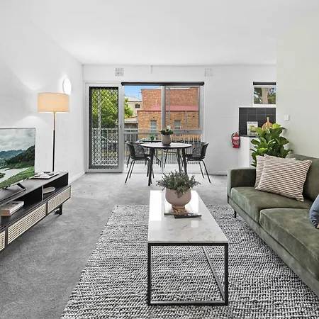 Stunning 1-Bed Ground Floor Unit With Front Yard-2
