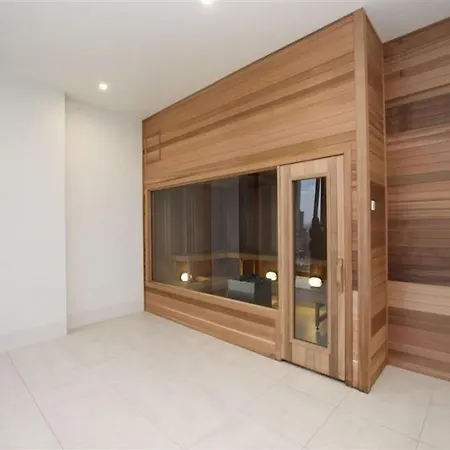 Wow Apartment On Collins-3