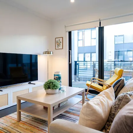 Modern 3-Level Townhouse Freeparking-2