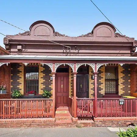 Charming 2-Bed Town House Near Market-3