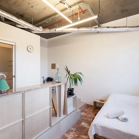 Lucinda, Carlton Studio Apartment-2
