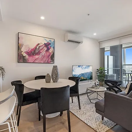 Chic 1-Bed With Parking, Gym, Pool & City Views-3