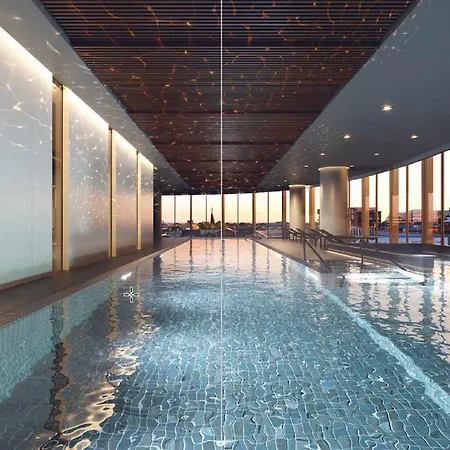 Chic 1-Bed With Parking, Gym, Pool & City Views-2