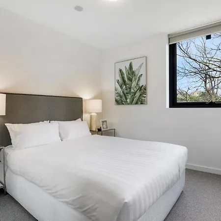 Modern 2-Bed Ivanhoe Unit With Parking-2