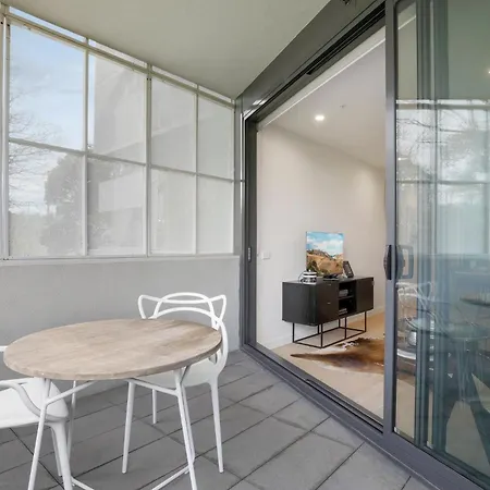 Modern 2-Bed Ivanhoe Unit With Parking-3