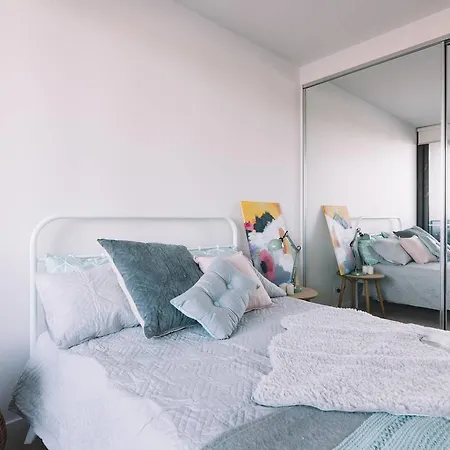 Minutes From Cbd Designer Apartment-2