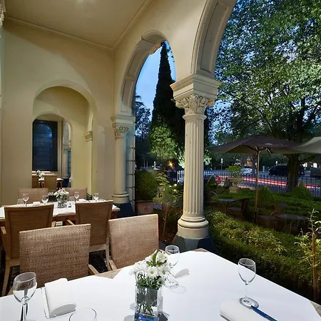 Hotel Charsfield Melbourne-3