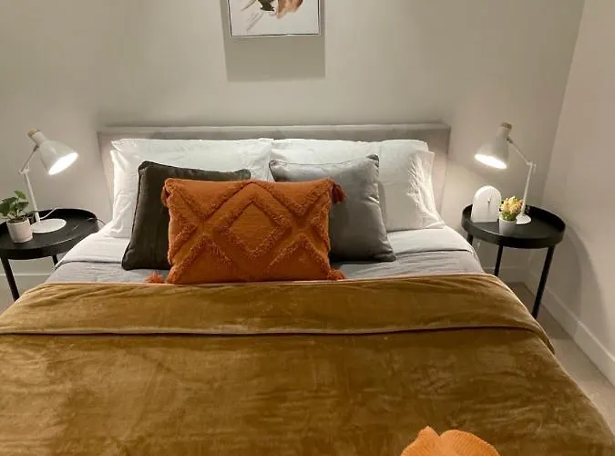 Cozy 1 Bed Apt & Spa,Free Parking ,Phenomena Views Melburne
