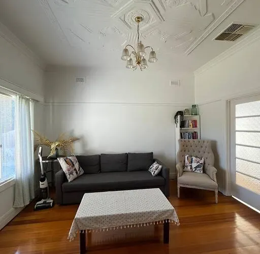Mckinnon Three Bedroom Cosy House Melbourne