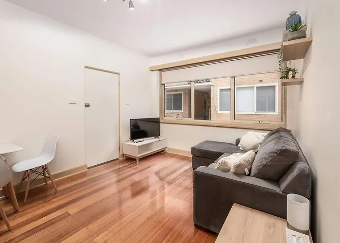 Bright & Comfy 2 Bedroom St Kilda East Apartment Melbourne