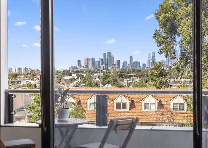 Modern Brunswick Apartment With City Views Melburne