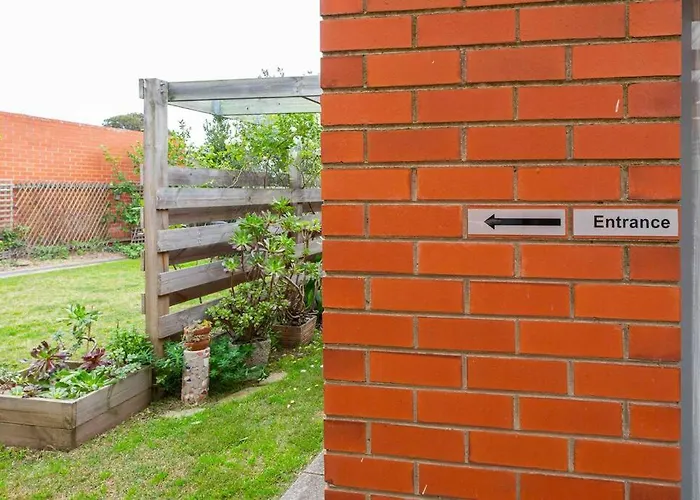 Private, Arty Self Contained Inner Melbourne Studio