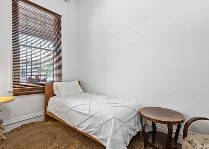 Charming 2-Bed Town House Near Market Melbourne