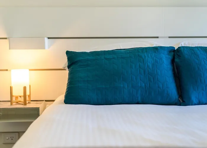 Spacious City Stay Near Lygon Street Dining Melburne