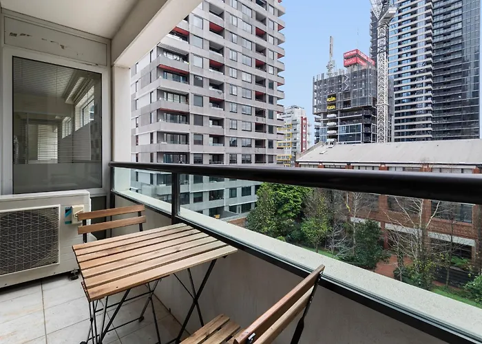 Gorgeous 3-Bed Apartment Near Flagstaff Gardens Melbourne