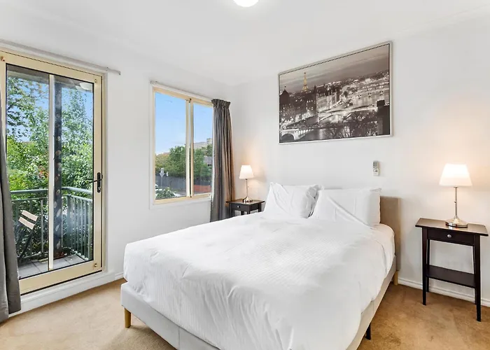 Chic 2-Bed Apartment Near Albert Park & Chapel St Melbourne